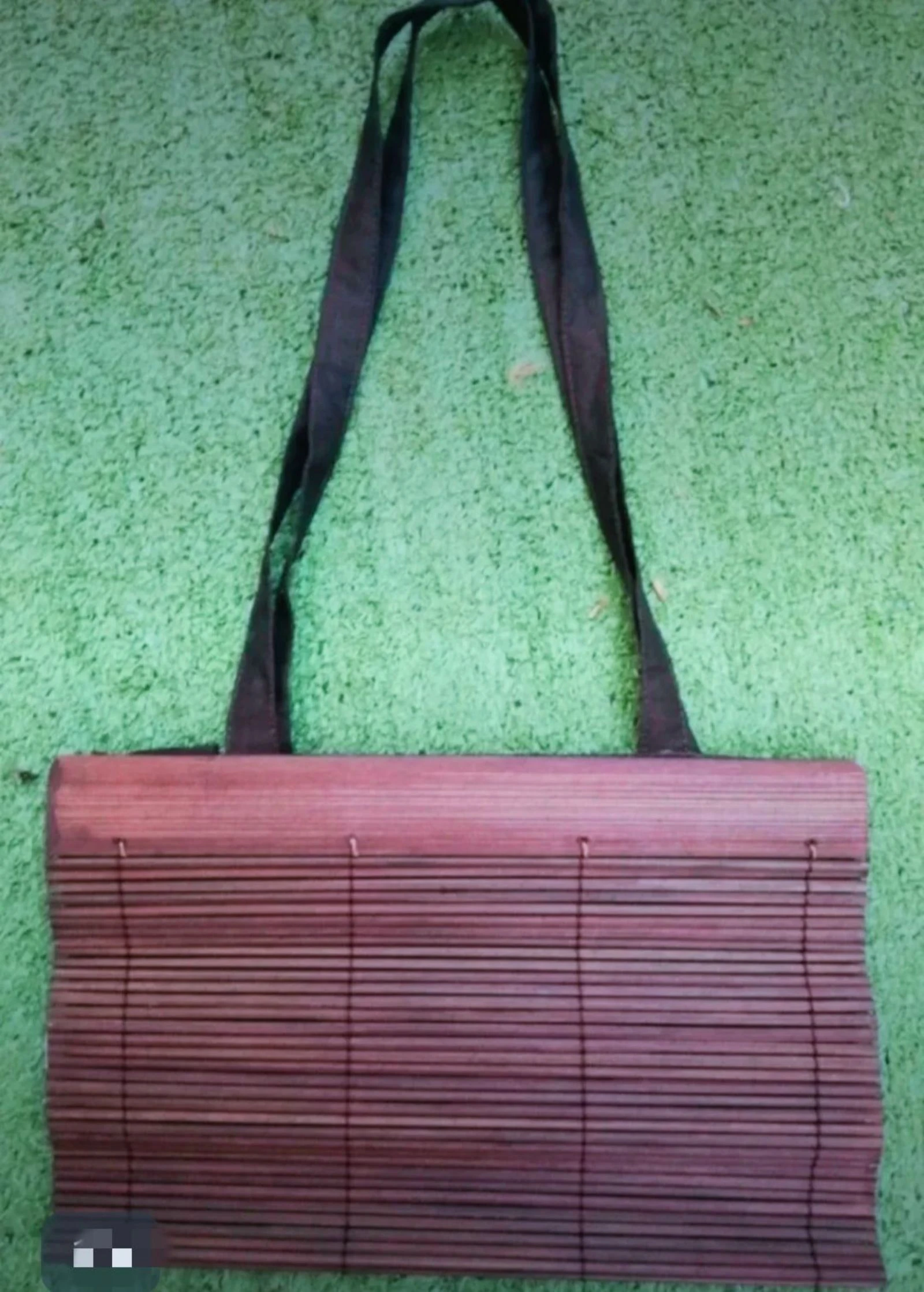 Bolso de hombro hecho de bambú